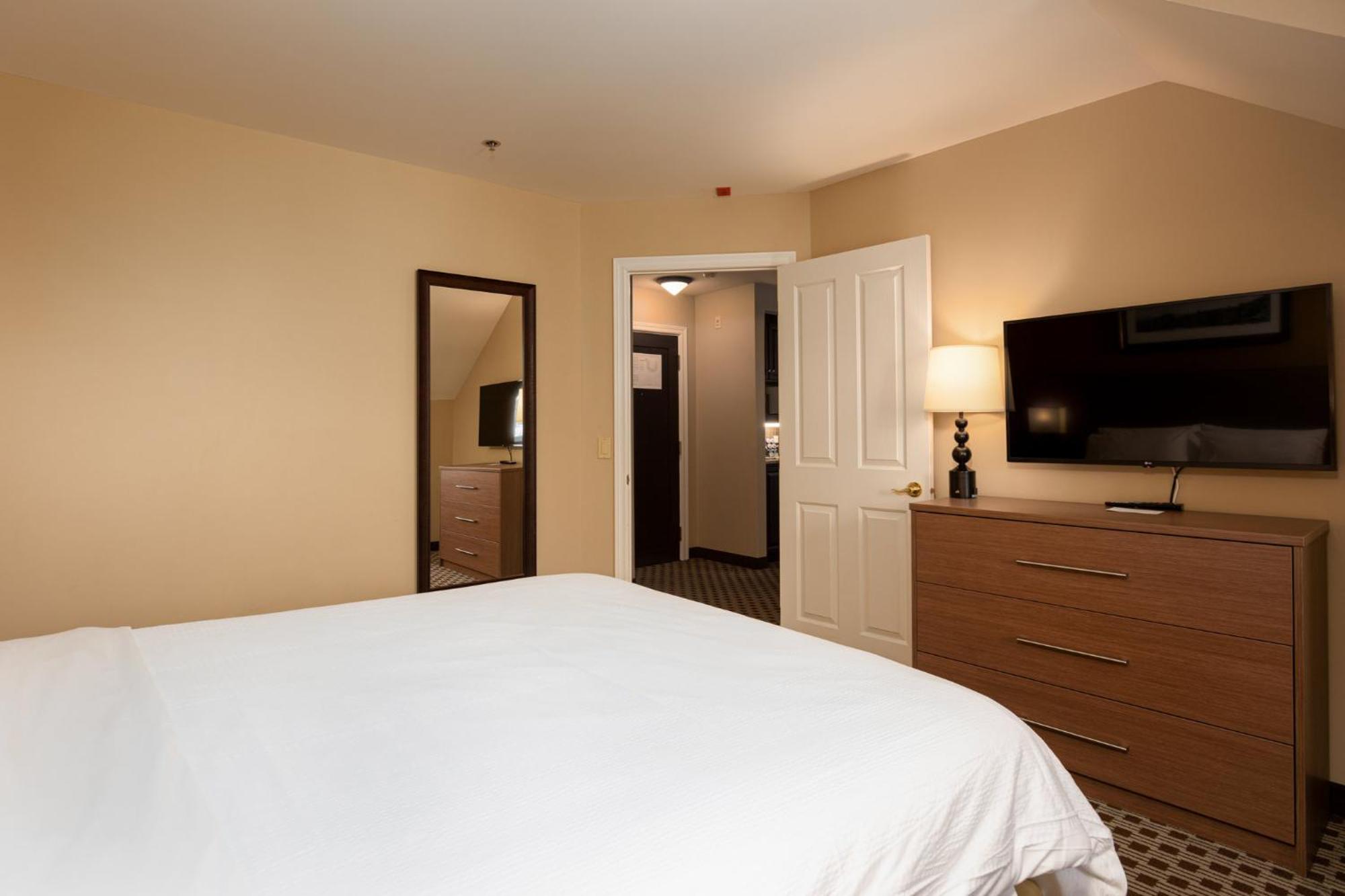 Queen room with sofa Bed and living area,1572659120:JPEG