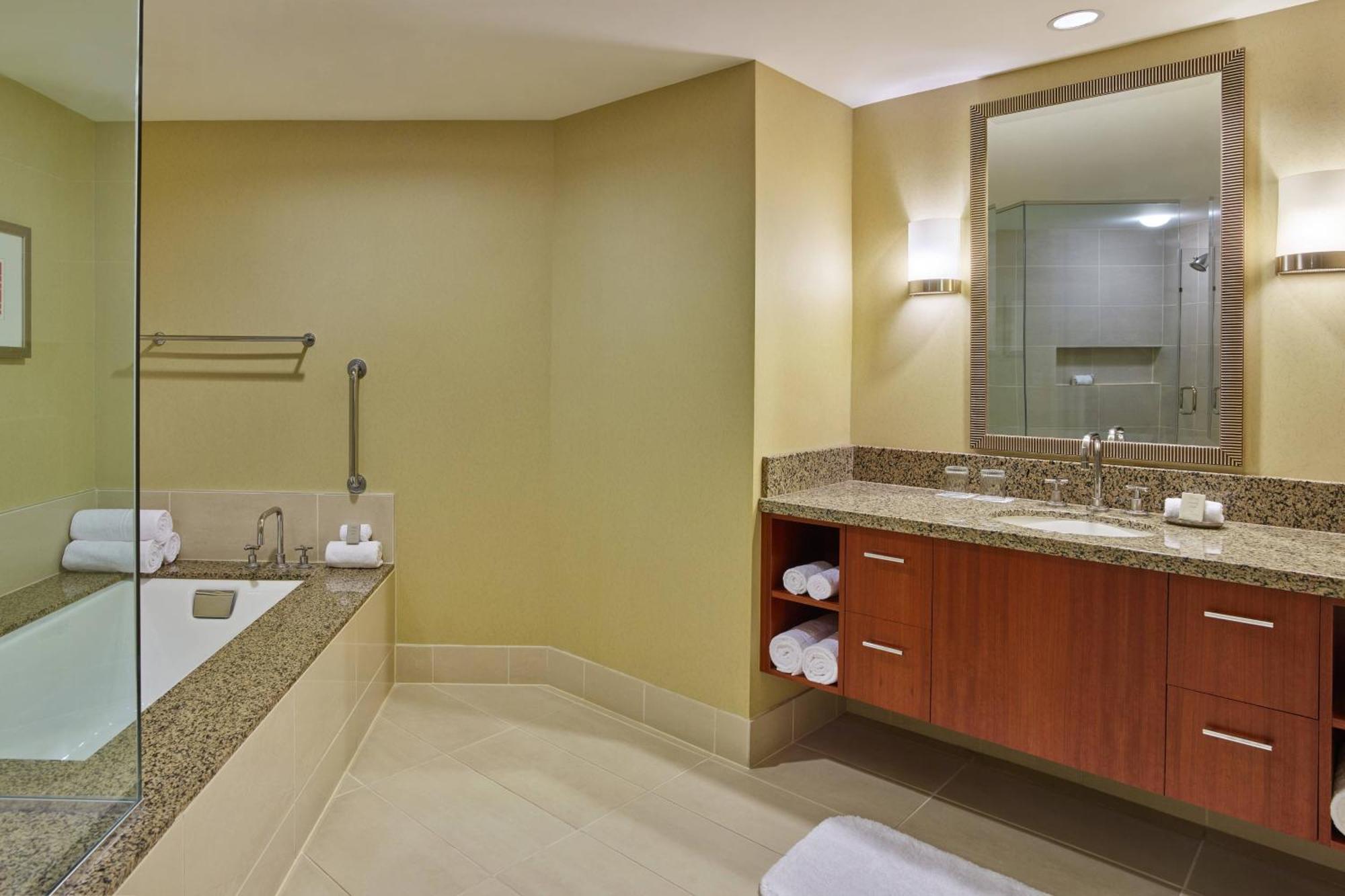 Deluxe, 1 Bedroom Suite, 1 King, Las Vegas Strip view,1643157943:JPEG