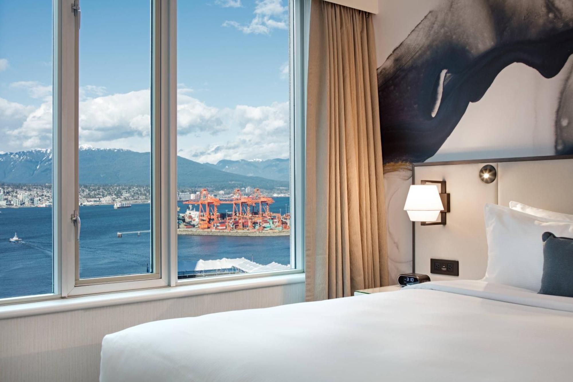 Suite King con Divano-Letto e Vista Acqua Parziale