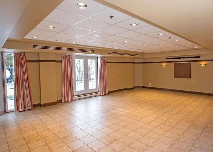 Holiday Inn Express & Suites Tremblant By Ihg