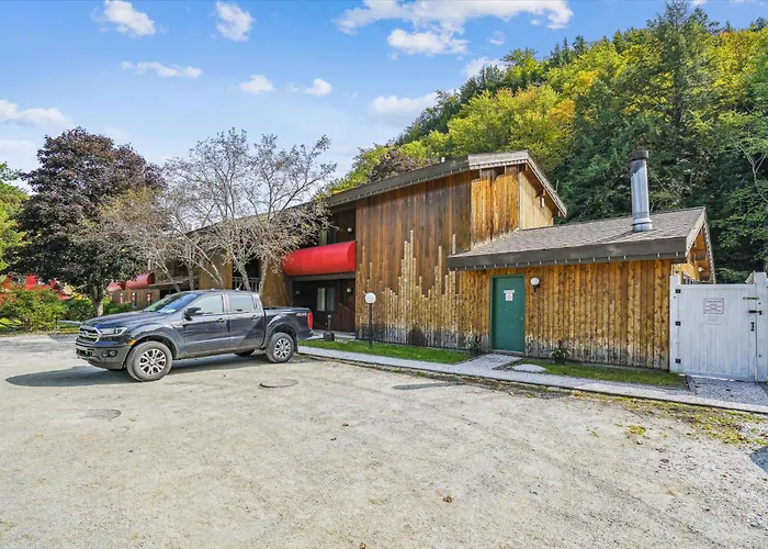 202 Cedarbrook One Bedroom Queen Suite
