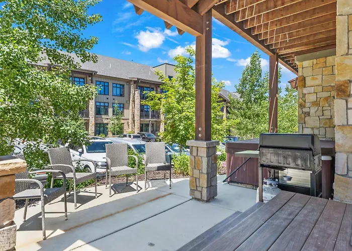 Luxury 3 Bedroom In Canyons Village, Gourmet Kitchen, Private Hot Tub, Heated Pool, Gym, Walk To Lifts